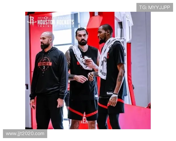 火箭官方晒亚当斯与杜兰特亲密合照威少点赞引发重回传闻